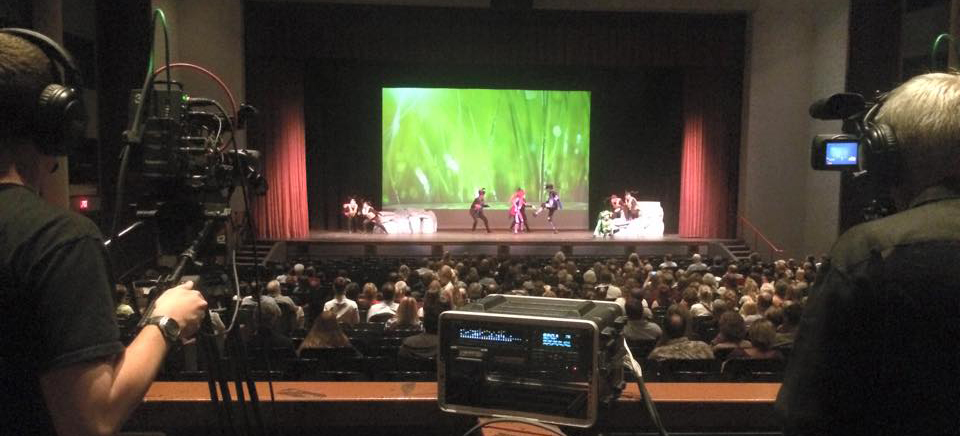 Play on a stage in an auditorium